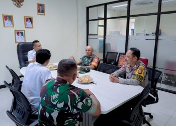 Bhabinkamtibmas Dampingi Danramil Saat Kunjungan ke Kantor Kelurahan Utan Panjang