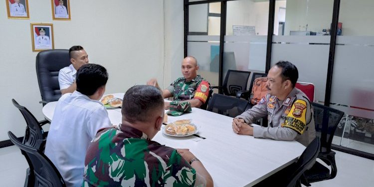 Bhabinkamtibmas Dampingi Danramil Saat Kunjungan ke Kantor Kelurahan Utan Panjang