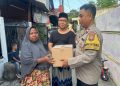 Kapolsek Bekasi Barat Bagikan Paket Sembako untuk Janda Lansia secara Door to Door
