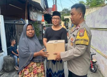 Kapolsek Bekasi Barat Bagikan Paket Sembako untuk Janda Lansia secara Door to Door