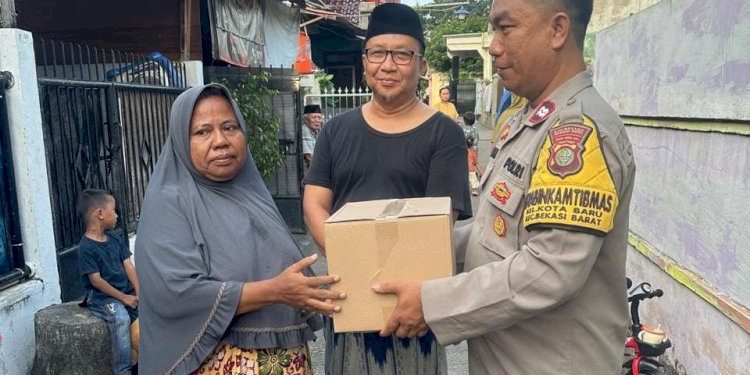 Kapolsek Bekasi Barat Bagikan Paket Sembako untuk Janda Lansia secara Door to Door