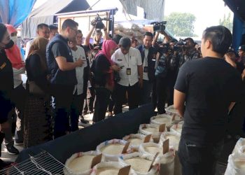 Sidak Pasar Induk Cipinang oleh Satgas Pangan Polda Metro Jaya untuk Awasi Beras Oplosan