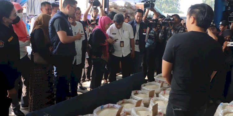 Sidak Pasar Induk Cipinang oleh Satgas Pangan Polda Metro Jaya untuk Awasi Beras Oplosan