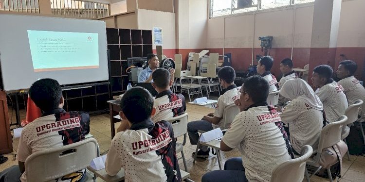 PLN UP2B DKI Jakarta dan Banten Luncurkan Program Konversi Kendaraan Listrik di SMK Dinamika Pembangunan 1