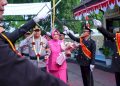 Tradisi Pedang Pora dalam Momen Haru Pelepasan dan Penyambutan Kapolres Baru Pekalongan