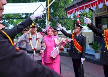 Tradisi Pedang Pora dalam Momen Haru Pelepasan dan Penyambutan Kapolres Baru Pekalongan