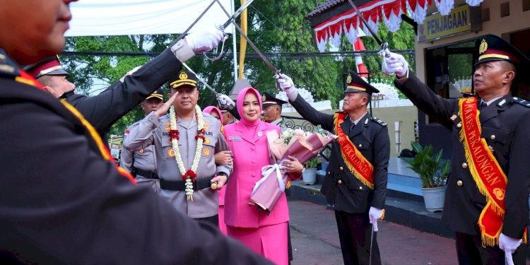 Tradisi Pedang Pora dalam Momen Haru Pelepasan dan Penyambutan Kapolres Baru Pekalongan