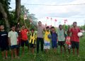 Satgas Operasi Damai Bangun Kedekatan Dengan Bermain Sepak Bola Bersama Anak-Anak Mimika