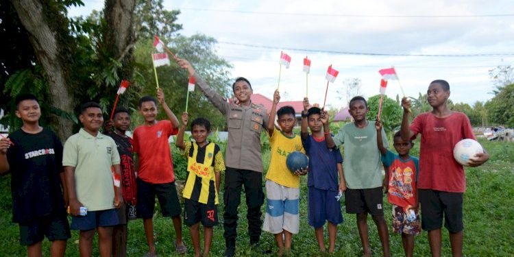 Satgas Operasi Damai Bangun Kedekatan Dengan Bermain Sepak Bola Bersama Anak-Anak Mimika