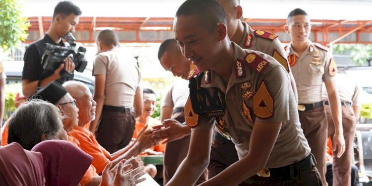 Bakti Sosial Taruna Akademi Kepolisian di Rumah Perlindungan Lansia