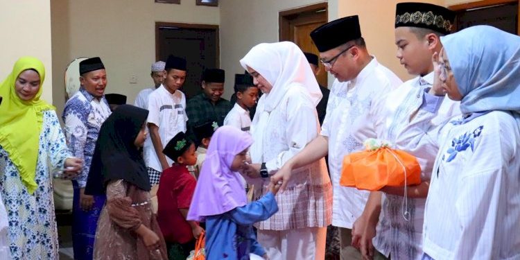 Hari Pertama Tinggal di Rumah Dinas, Kapolres Pekalongan Bagikan Kasih kepada Anak Yatim
