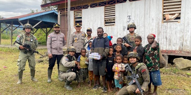 Satgas Ops Damai Cartenz Kunjungi Kampung Apom Kiwirok, Berikan Bantuan Bibit dan Alat Tulis