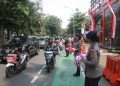 Brimob Bagikan 5000 Bendera Merah Putih Jelang Hari Kemerdekaan RI