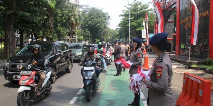 Brimob Bagikan 5000 Bendera Merah Putih Jelang Hari Kemerdekaan RI