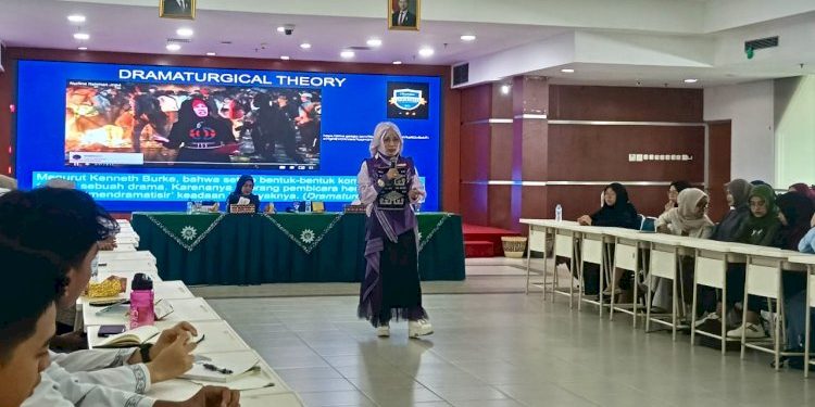 Pelatihan Persiapan Mahasiswa Pendidik Handal Melalui Public Speaking dan Grooming