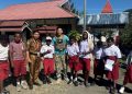 Kebersamaan Satgas Operasi Damai dengan Anak-Anak di SD Negeri Mulia, Puncak Jaya