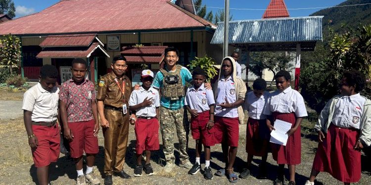 Kebersamaan Satgas Operasi Damai dengan Anak-Anak di SD Negeri Mulia, Puncak Jaya