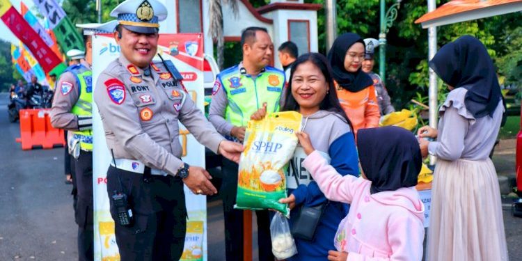 Polres Pekalongan Adakan GPM di CFD Kajen, 2 Ton Beras Habis Dalam Sekejap