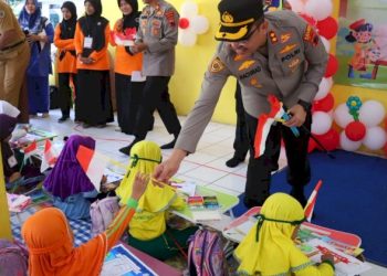 Memupuk Cinta Tanah Air Melalui Pembagian Bendera Merah Putih ke Anak PAUD