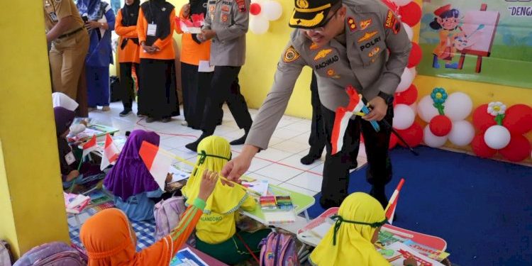 Memupuk Cinta Tanah Air Melalui Pembagian Bendera Merah Putih ke Anak PAUD
