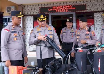 Kapolres Pekalongan Memeriksa Amunisi dan Senjata Gas Air Mata