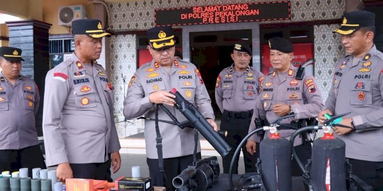 Kapolres Pekalongan Memeriksa Amunisi dan Senjata Gas Air Mata