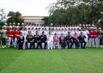 Wawalkot Depok Memimpin Upacara Penurunan Bendera di Balai