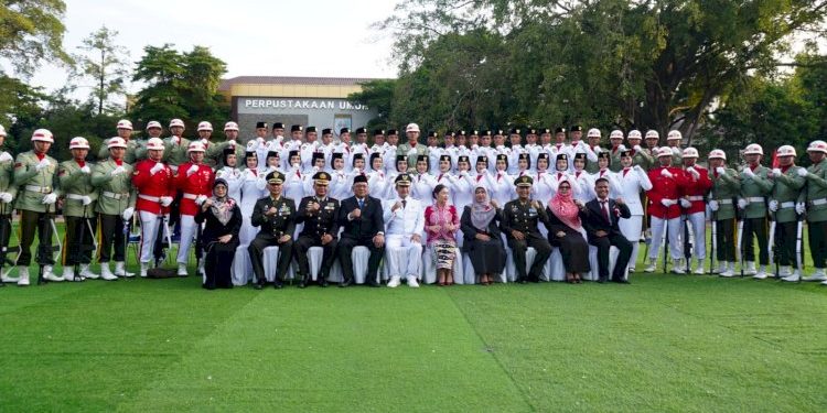 Wawalkot Depok Memimpin Upacara Penurunan Bendera di Balai