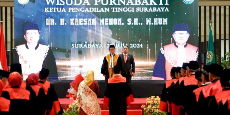 Ketua MA RI Hantar Kresna Menon dalam Wisuda Purnabakti