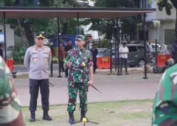 Dandim dan Kapolres Metro Depok Periksa Pasukan BKO dari Rindam III Siliwangi