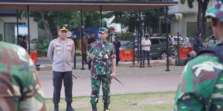 Dandim dan Kapolres Metro Depok Periksa Pasukan BKO dari Rindam III Siliwangi
