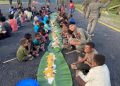 Satgas Ops Damai Gelar Makan Bersama Warga Kiwirok Ciptakan Senyum dan Kebahagiaan
