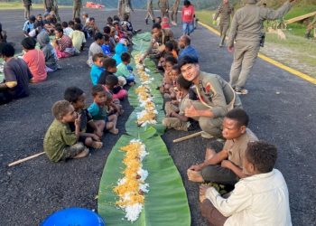 Satgas Ops Damai Gelar Makan Bersama Warga Kiwirok Ciptakan Senyum dan Kebahagiaan