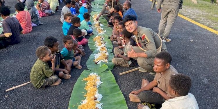 Satgas Ops Damai Gelar Makan Bersama Warga Kiwirok Ciptakan Senyum dan Kebahagiaan