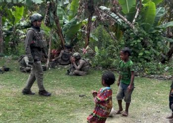Keceriaan Satgas Damai Cartenz Bermain Bola dengan Anak-anak Puncak Jaya