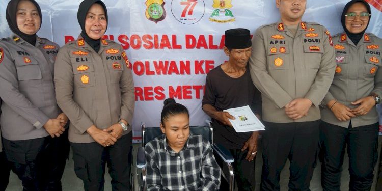 Hari Jadi Polwan ke-77: Penyerahan Kursi Roda untuk Rohati Penyandang Disabilitas di Tarumajaya
