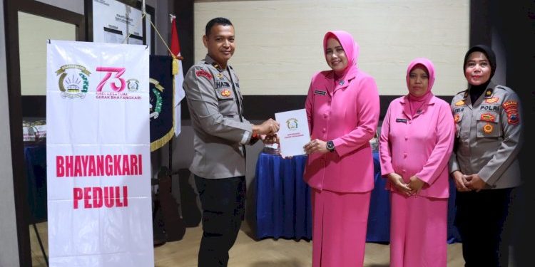 Bhayangkari Polres Pekalongan Berikan Tali Asih untuk 8 Personil Terluka Saat Amankan Demo
