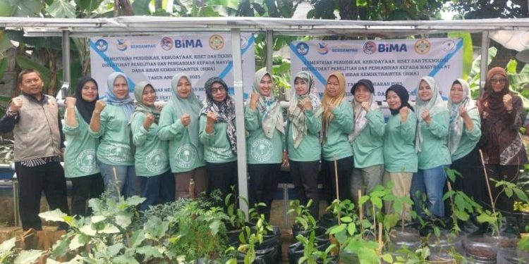 Pemberdayaan Wanita Tani di Depok melalui Hidroponik untuk Budidaya Markisa