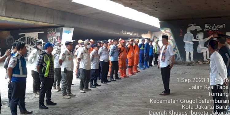 Sambut KTT ASEAN, Tiga Pilar Grogol Petamburan Lakukan Penertiban Kolong Jembatan