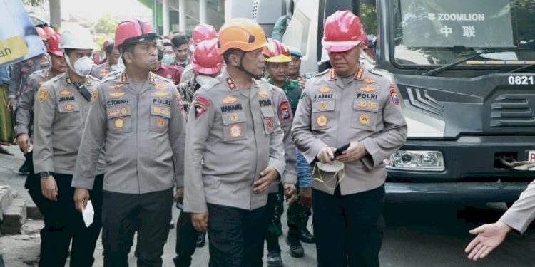 Tinjauan Kapolda Jatim terhadap Evakuasi Korban Roboh di Ponpes Al Khoziny Sidoarjo