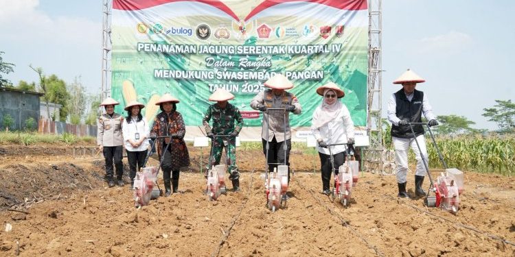 Polrestabes Semarang Tanam Jagung Serentak Kuartal IV dan Resmikan Gudang Slog Polri