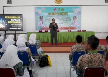 Seminar Literasi Digital untuk Siswa Kelas X di Samarinda