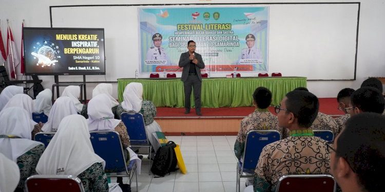 Seminar Literasi Digital untuk Siswa Kelas X di Samarinda