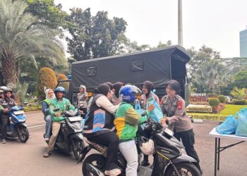 Polwan Ajak Ojol Tertib Lalu Lintas dalam Program Jum’at Peduli