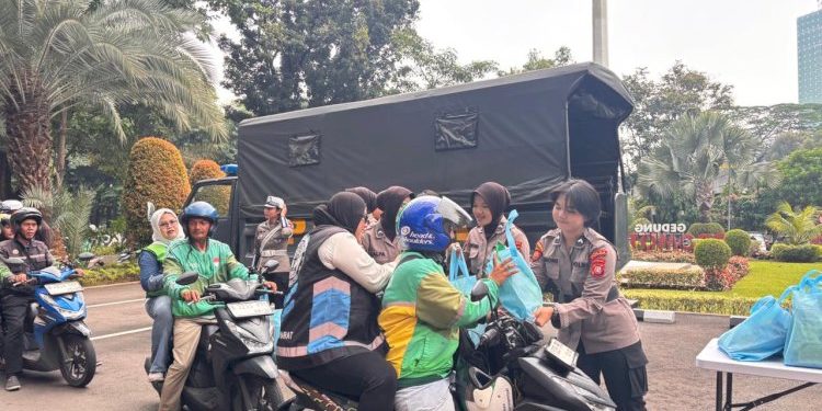 Polwan Ajak Ojol Tertib Lalu Lintas dalam Program Jum’at Peduli