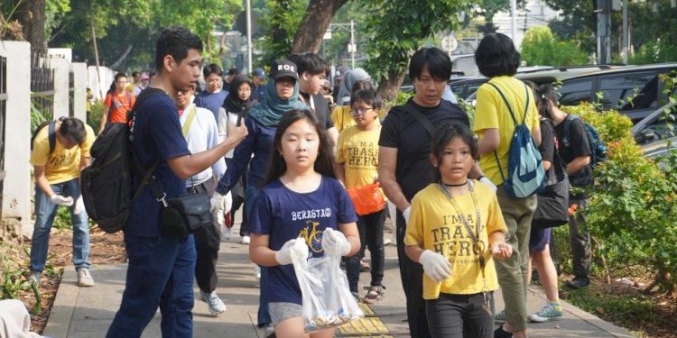 Gotong Royong Jaga Kota: Kerja Sama Bersihkan Lapangan Banteng di Jakarta