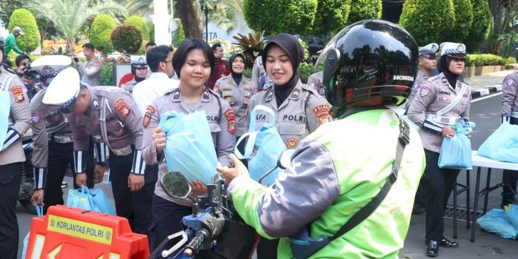 Sinergi Polisi dan Ojol untuk Mewujudkan Jakarta Aman dan Nyaman di Jumat Peduli Polda Metro Jaya