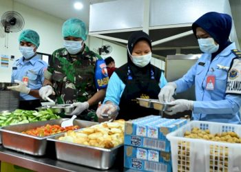 Komitmen Dukung Program Makanan Bergizi Gratis, Personel Kawal dan Distribusikan MBG