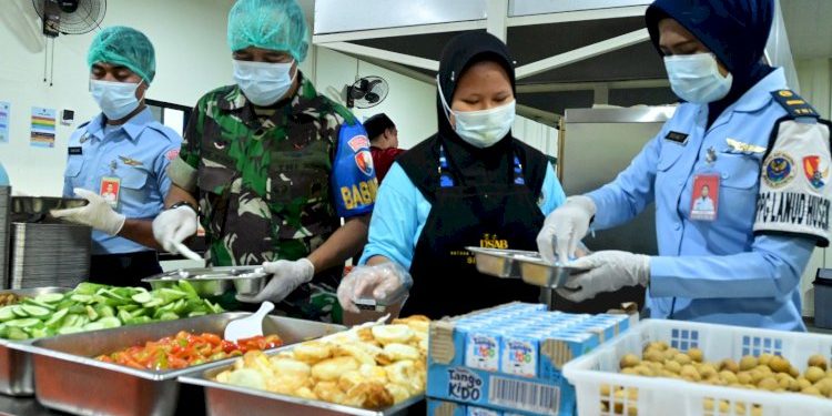 Komitmen Dukung Program Makanan Bergizi Gratis, Personel Kawal dan Distribusikan MBG