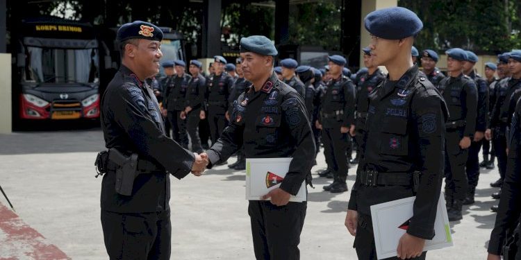 Penghargaan kepada Anggota Berprestasi oleh Brimob Polda Metro Jaya